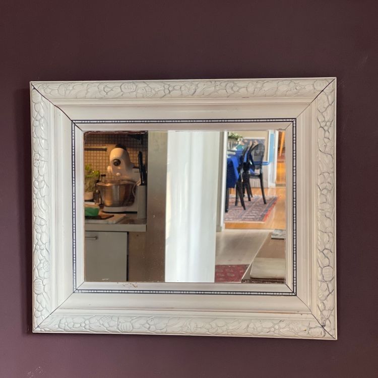 Зеркало 58х48 см в деревянной белой раме