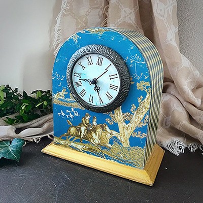 Часы настольные в деревянном корпусе