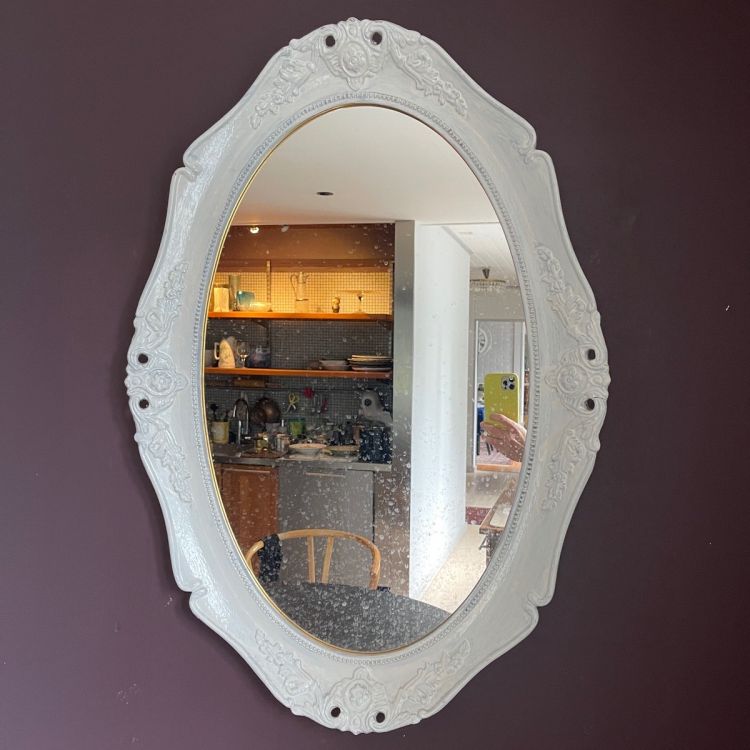 Зеркало 83х58 см в деревянной белой овальной раме