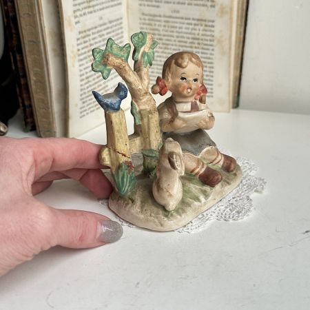 Статуэтка Девочка с зайчиком 11 см бисквитный фарфор