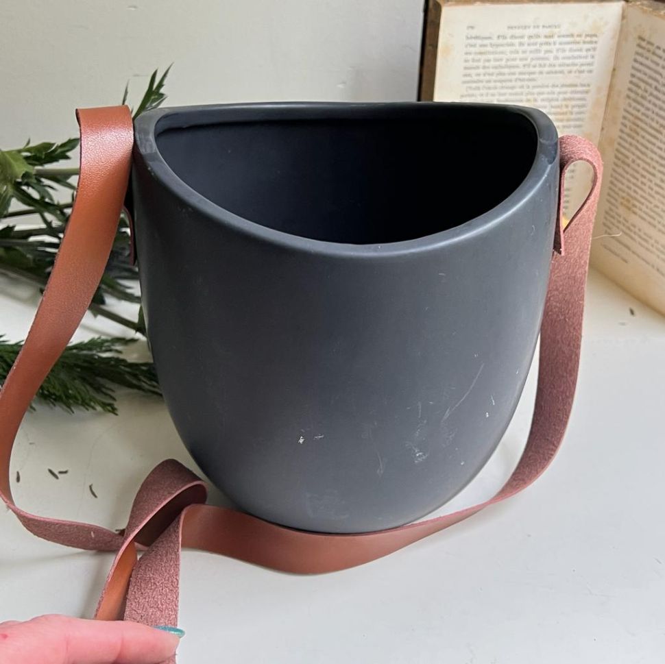 Кашпо подвесное 18 см керамика с кожаным ремнем