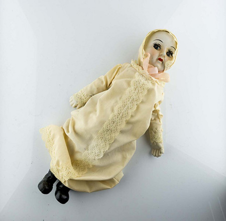 Кукла в белом платье 100 лет фарфор отколот сапог