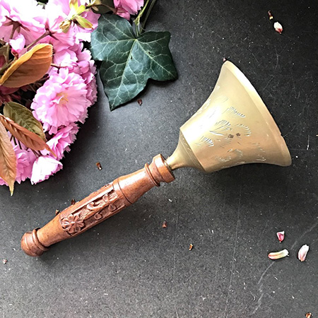 Колокольчик латунный на деревянной ручке с цветком