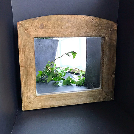 Зеркало небольшое в деревянной оправе