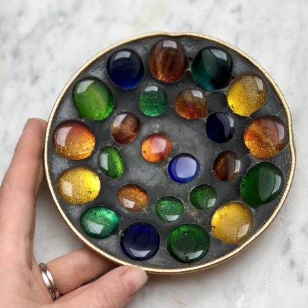 Декоративная тарелка с цветными камнями
