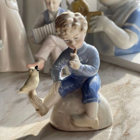 Статуэтка Мальчик с птичкой Бавария уценка