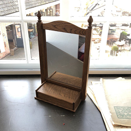 Зеркало в деревянной раме с ящиком