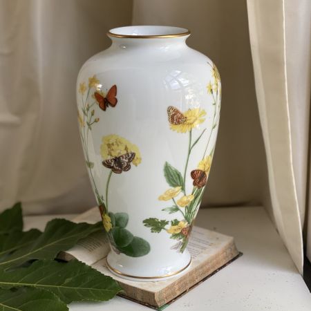 Ваза Franklin Porcelain 1982 The Alpine Butterfly Vase by John Wilkinson