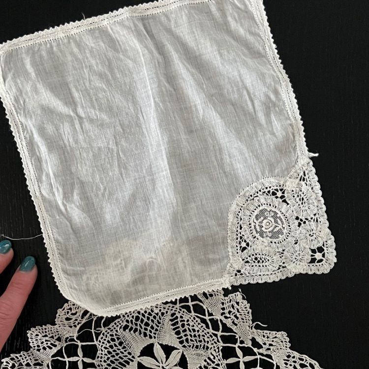 Салфетка платок с кружевным уголком 20х21 см