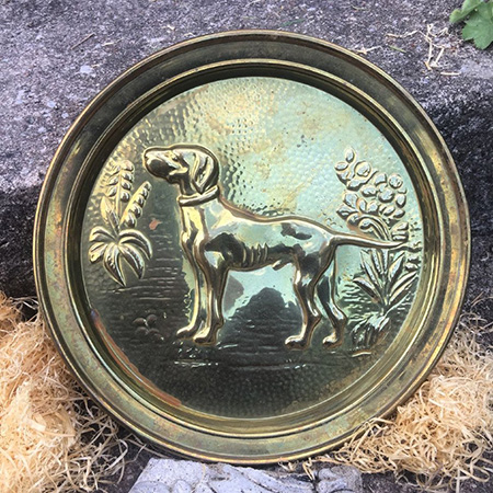 Тарелка декоративная Охотничий пес, латунь