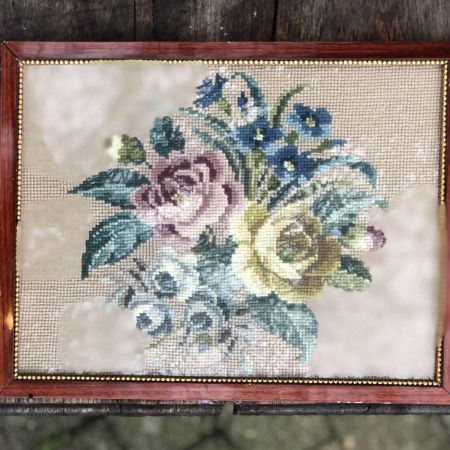 Картина вышивка Розы в деревянной раме