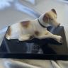 Статуэтка собаки на мраморном постаменте 9 см фарфр Франция  