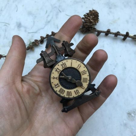 Статуэтка Старинные часы металл