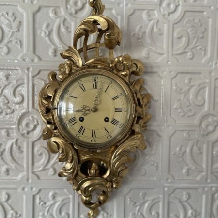 Часы настенные в золотом деревянному корпусе 