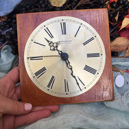 Часы на квадратной деревянной подставке