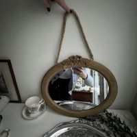Зеркало подвесное овальное в деревянной раме