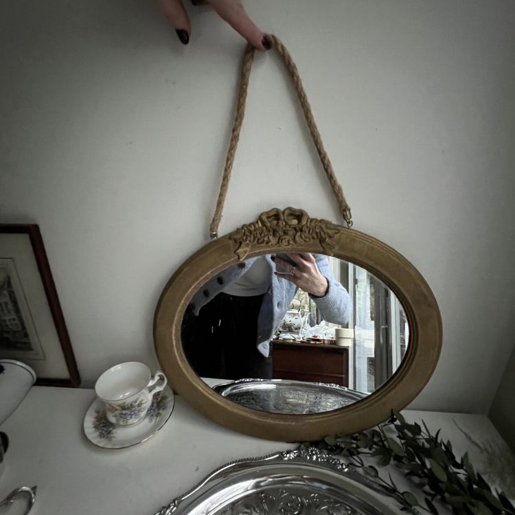 Зеркало подвесное овальное в деревянной раме