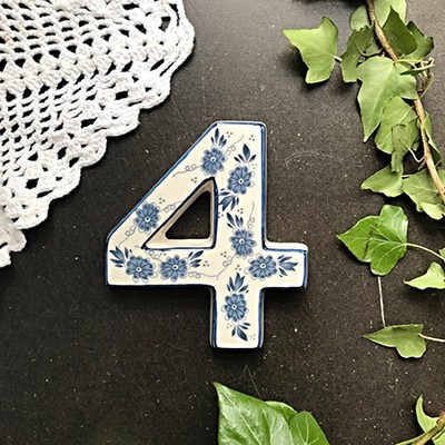 Керамическая цифра 4 с подвесом
