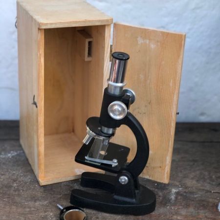 Микроскоп 21 см. в деревянном кофре