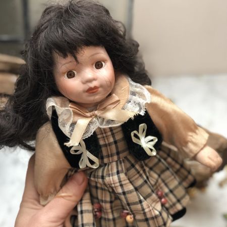 Кукла фарфоровая в жилете 28 см