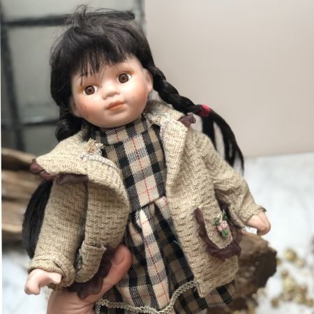 Кукла фарфоровая в пальто 28 см