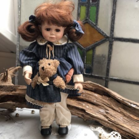 Кукла фарфоровая Рыжая девочка с игрушкой 32 см