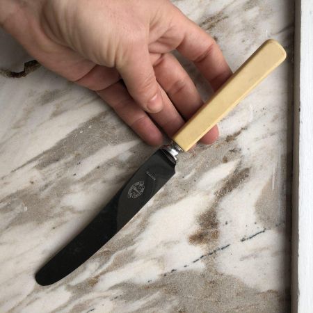 Нож столовый 23,5 см с бакелитовой ручкой