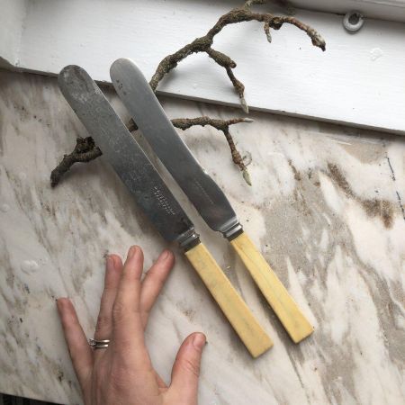 Нож столовый 26 см и 25 см с бакелитовой ручкой набор 2 шт. разные