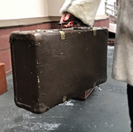 Старинный чемодан темно коричневого цвета