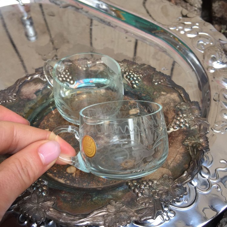 Рюмка в форме чашки зеленый оттенок хрустальное стекло