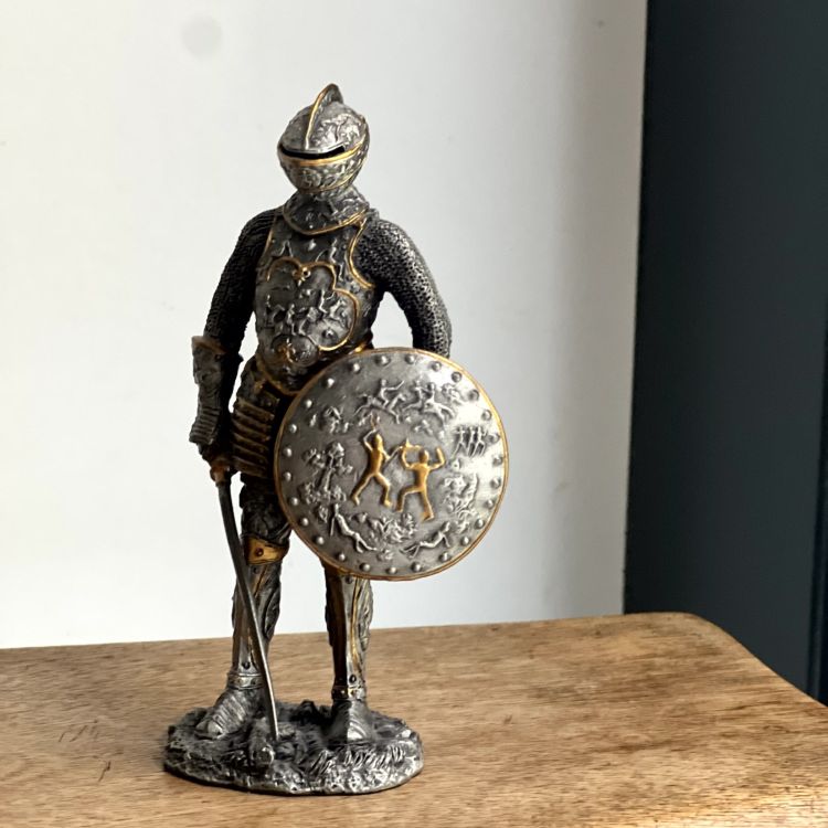 Фигурка рыцаря с мечом и щитом  олово  