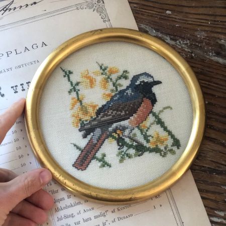 Картина вышивка 17 см Птичка в деревянной рамке под стеклом