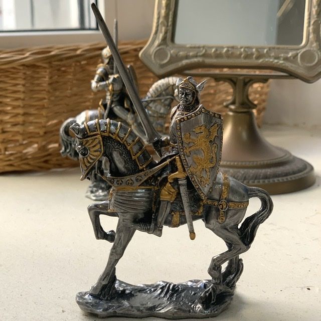 Фигурка рыцаря на лошади с копьем и щитом олово  