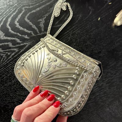 Сумка минодьер с рельефным узором ручка-цепочка