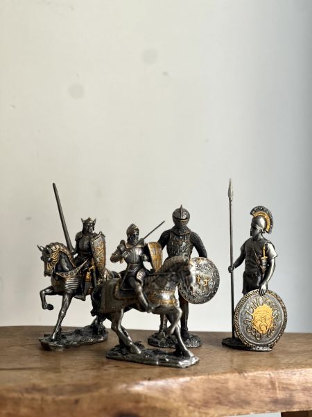 Фигурка рыцаря на лошади с мечом и щитом олово   