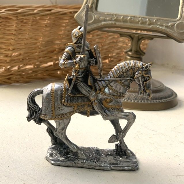 Фигурка рыцаря на лошади с мечом и щитом олово   