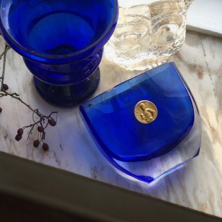 Ваза синяя с медальоном стекло (микроскол)