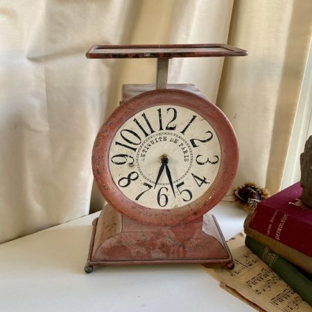 Часы кварц в форме старых весов Франция