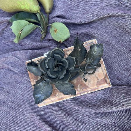 Декор Роза на мраморном основании 15 см металл