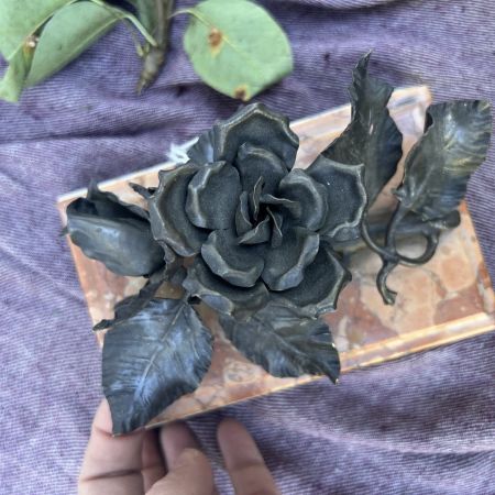 Декор Роза на мраморном основании 15 см металл