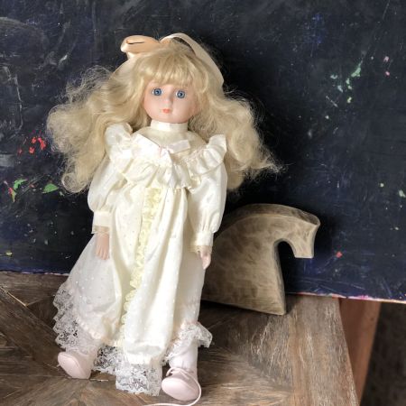 Кукла фарфоровая в белом платье