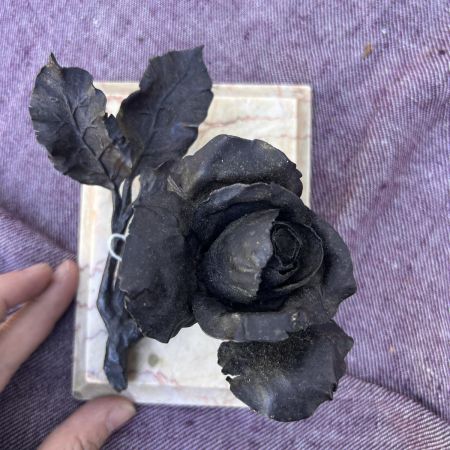 Декор Роза на мраморном основании 14 см металл 