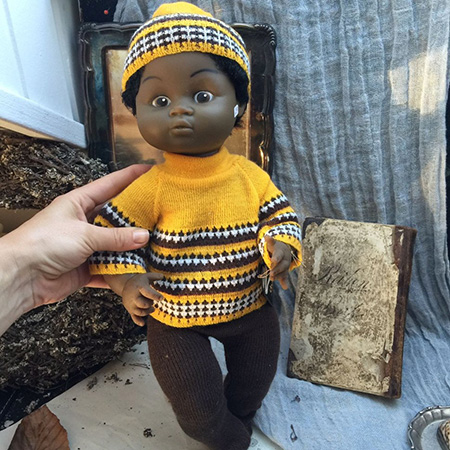 Кукла в желтом, Швеция    