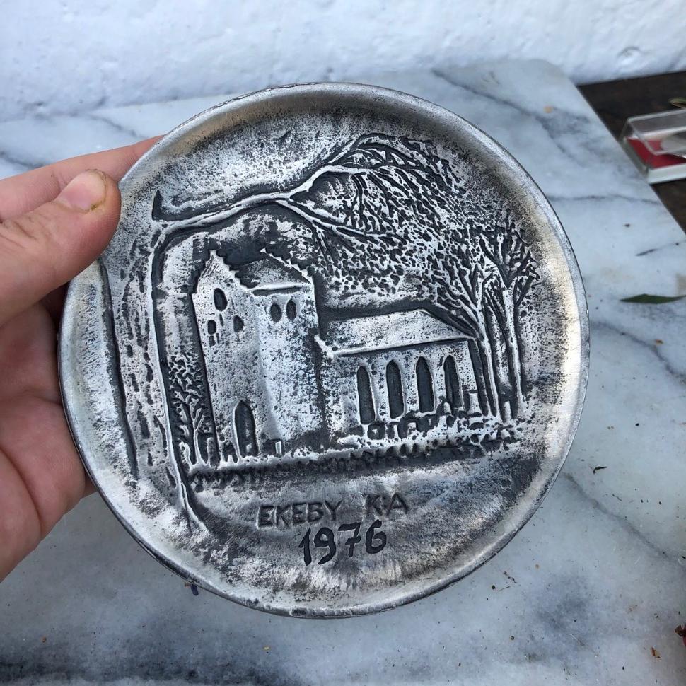 Тарелка декор с подвесом 13 см дом 1976 олово