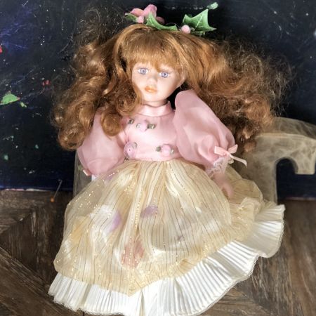 Кукла фафоровая в розовом платье на подушке