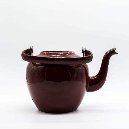 Эмалированный чайник без крышки, ваза