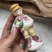 Статуэтка Мальчик с подарком 12 см бисквитный фарфор
