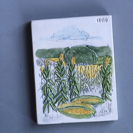 Изразец средний белый серия Деревня кукуруза 1989г. Швеция