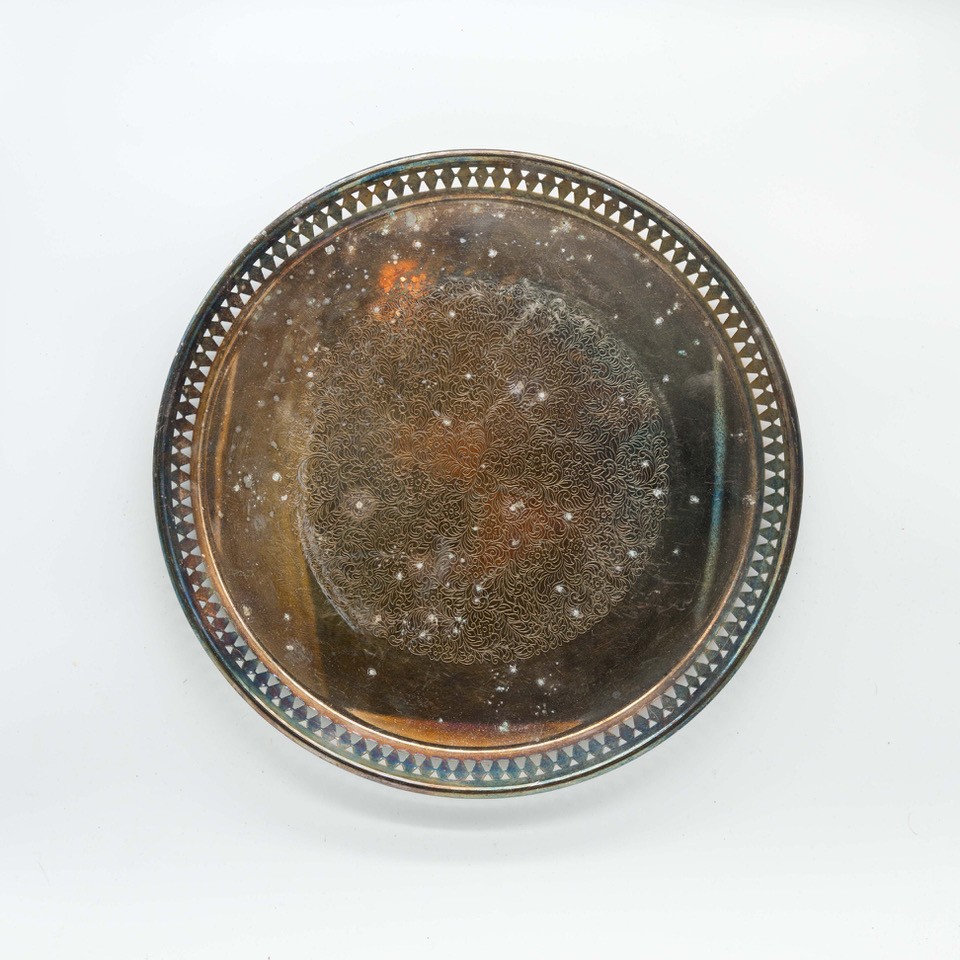 Поднос с бортом серебрение и штихельная гравировка, клеймо