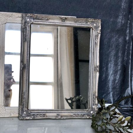 Зеркало в серебристой деревянной раме